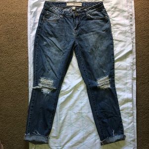Distressed jeans with prerips
